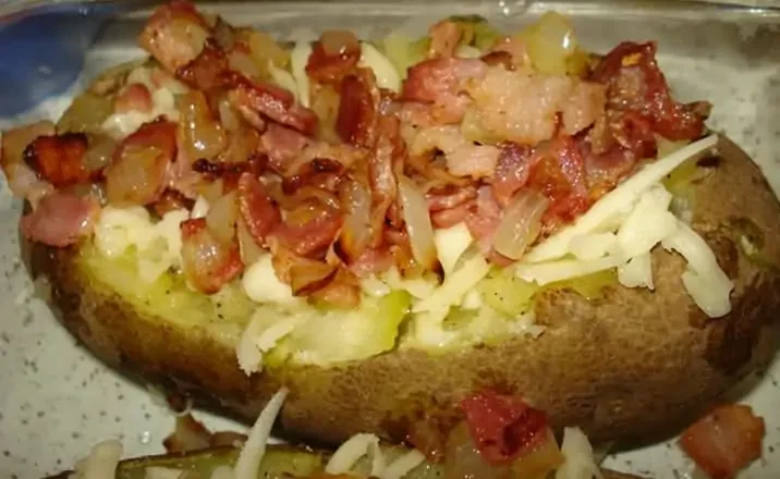 Baked potato with bacon